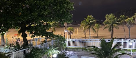 Vista da sala pra praia e pátio do prédio (ideal para descanso de idosos)