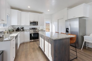 Fully stocked kitchen! 