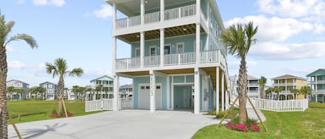 Seabatical. Large home in Pointe West.