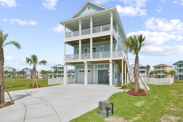 Seabatical. Large home in Pointe West.