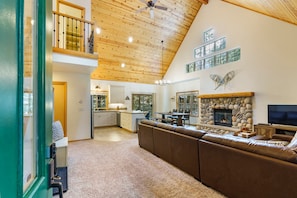 Welcome to the Cascade Cabin! Gorgeous vaulted ceilings and greenery throughout