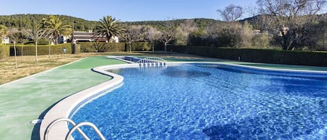 Sky, Water, Plant, Azure, Natural Landscape, Swimming Pool, Tree, Rectangle, Body Of Water, Grass