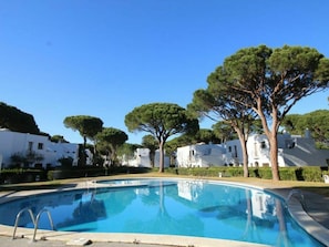 Wasser, Himmel, Pflanze, Daytime, Schwimmbad, Baum, Azurblau, Gebäude, Schatten, Gartenmöbel