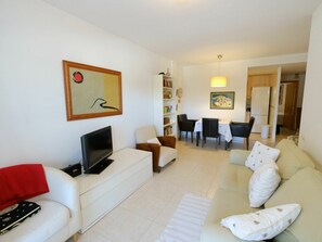 Bilderrahmen, Möbel, Couch, Komfort, Lampe, Gebäude, Haus, Interior Design, Flooring, Wohnzimmer