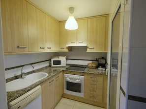 Cabinetry, Countertop, Eigentum, Möbel, Sinken, Herd, Gebäude, Küche, Küchengerät, Haushaltsgerät