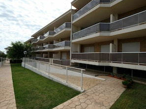 Gebäude, Pflanze, Eigentum, Fenster, Himmel, Wolke, Urban Design, Eigentumswohnung, Grundstueck, Tower Block