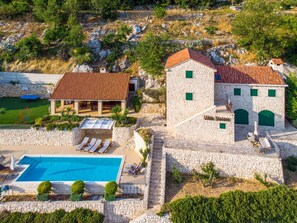 Plante, Bâtiment, Fenêtre, Bleu Azur, Maison, Arbre, Lot Terre, Zone Résidentielle, Design Urbain, Chalet