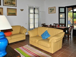 Bilderrahmen, Couch, Tabelle, Möbel, Blau, Komfort, Holz, Interior Design, Wohnzimmer, Studio Couch