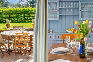 The Cart Shed, North Creake: Indoor and outdoor dining