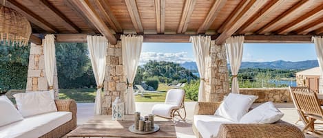 villa zu vermieten mit garten sardinien meerblick