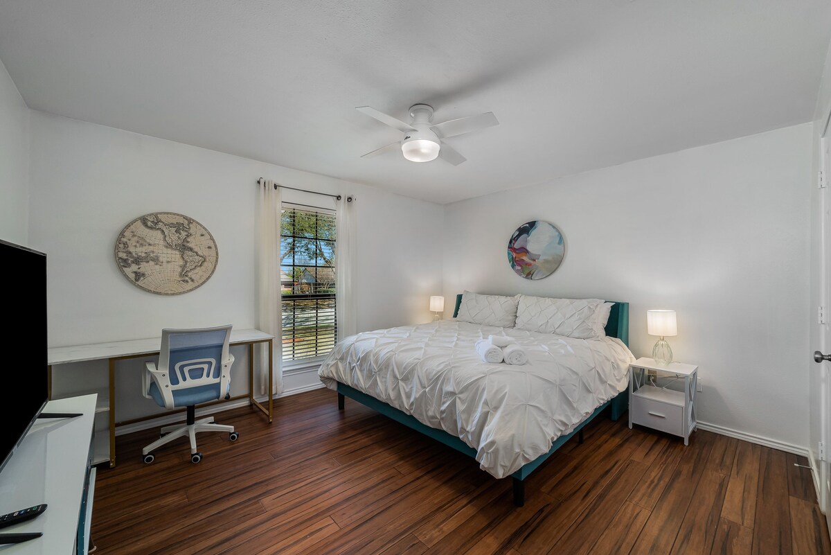 Large One Story House w/ King Beds, TV in all bedrooms, Desks, Grill and Pool.