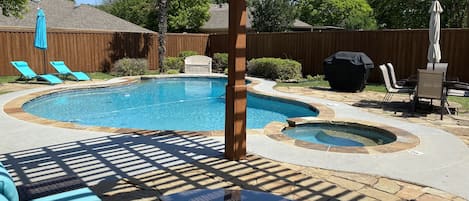 Backyard Oasis! Outdoor sitting, dining and pool loungers! Heated spa. Grill! 