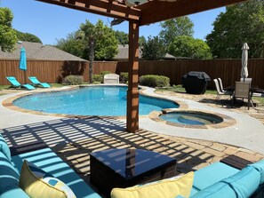 Backyard Oasis! Outdoor sitting, dining and pool loungers! Heated spa. Grill! 