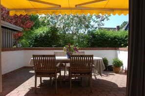 Möblierte Terrasse mit Sonnenschutz