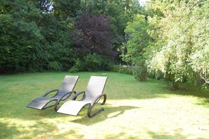 Genießen Sie den großen Garten.