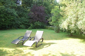 Genießen Sie den großen Garten.