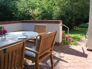 Möblierte Terrasse mit Zugang zum Garten