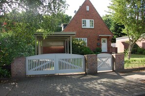Großzügig überdachter Parkplatz am Haus