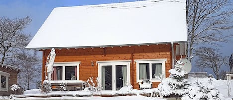 Außenseite Ferienhaus [Winter]