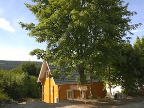 Stugans exteriör [sommar]