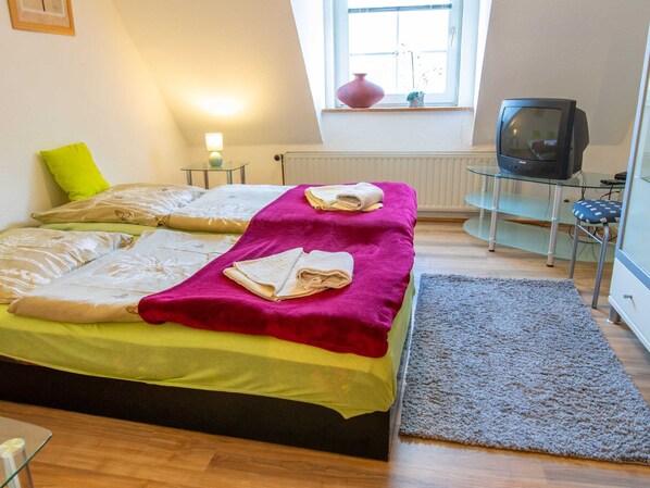 Doppelzimmer mit Einzelbetten und TV