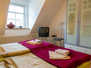 Doppelzimmer mit Einzelbetten und TV