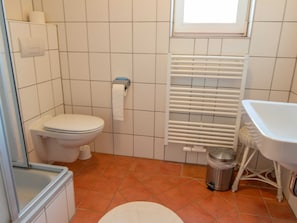 Bad mit Dusche und WC