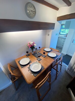 Extendable dining table
