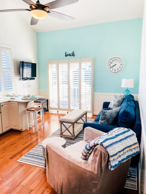 Natural Light Livingroom/Kitchen