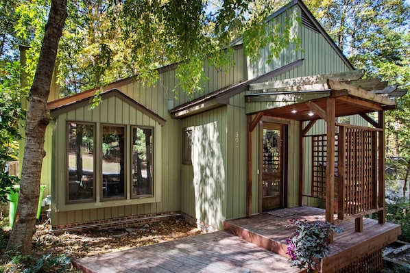 The Merrie Willow House is located in a quiet and shaded Raleigh neighborhood.  This neighborhood has sidewalks throughout and is very walkable to nearby parks and playgrounds.