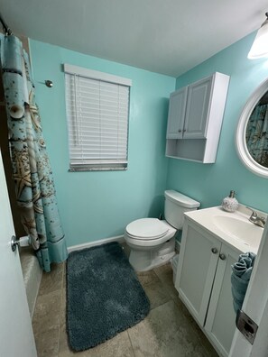 En suite master bathroom