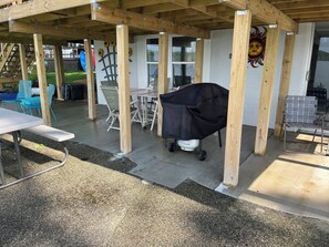 The grill and 3 tables/chairs below the deck.