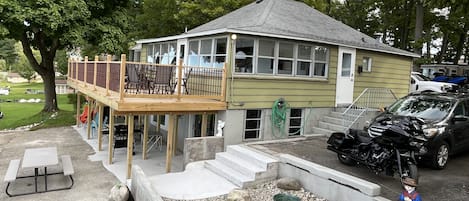 Welcome to Paradise, a fun & relaxing cottage on Wabasis Lake! 