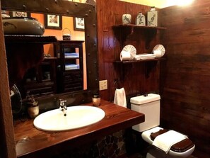 Estefano's bathroom with full amenities and conditional air.