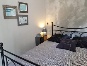 Chambre 1 de l'appartement "remparts". Douche dans la chambre. 