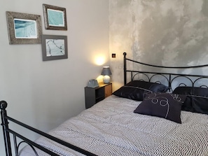 Chambre 1 de l'appartement "remparts". Douche dans la chambre.