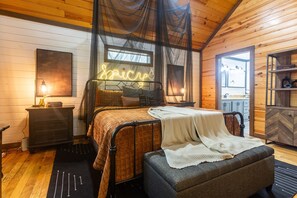King bedroom with en suite bathroom
