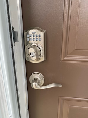 Door code allows contact-free entrance.