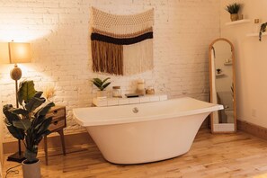 Bathing in love and Bohemian bliss – where vintage meets romance in this enchanting tub sanctuary. 🛁✨ #BohoLove #RomanticRetreat