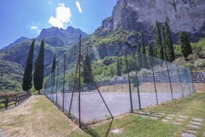 The shared tennis court of the residence