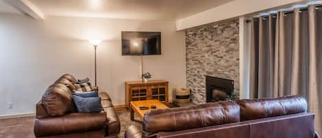 Living Room / Flat Screen TV / Gas Fireplace