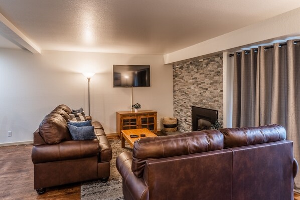 Living Room / Flat Screen TV / Gas Fireplace