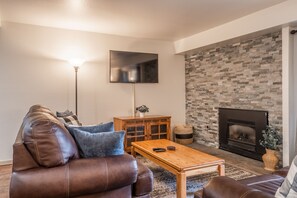 Living Room / Flat Screen TV / Gas Fireplace