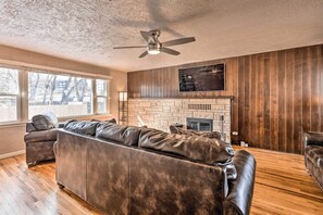 Living Area | Queen Sleeper Sofa | Central Air Conditioning/Heating