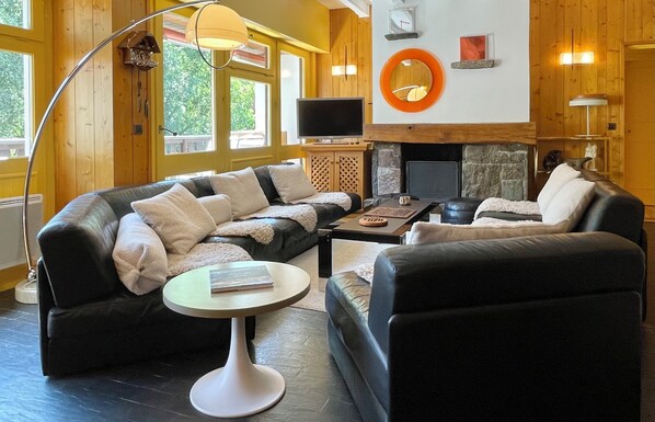 Salon équipé de 7 chauffeuses larges et de poufs