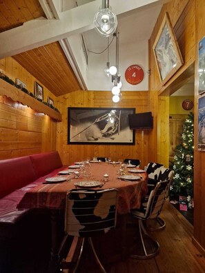 Coin à manger, grande table conviviale pour 12 personnes