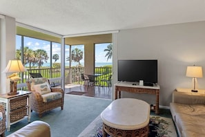 Expansive living room, bright and spacious with sleeper sofa