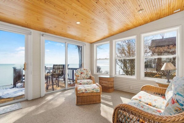 3 season Room w/lake views