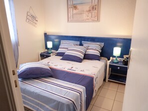 Chambre, claire, matelas confort 140. Bleu, blanc, couleurs bord de mer