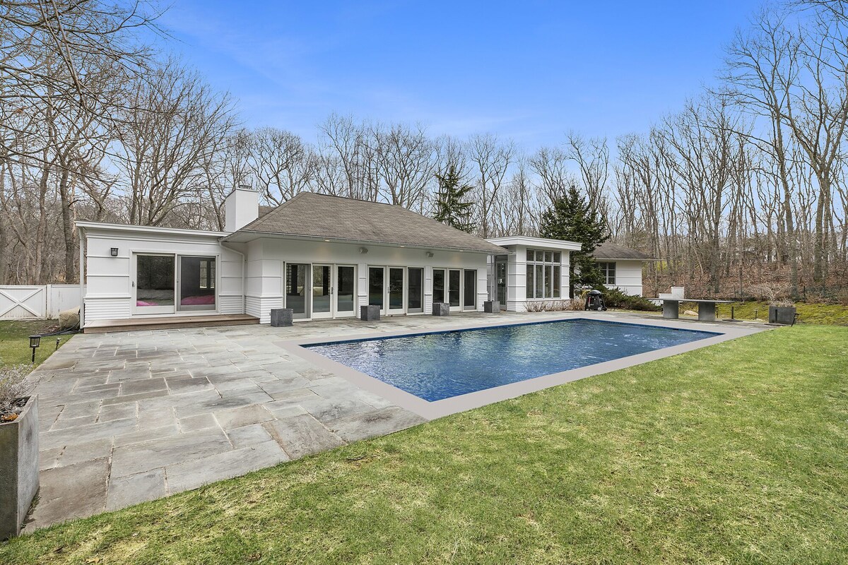 Equidistant between Sag Harbor and Bridgehampton